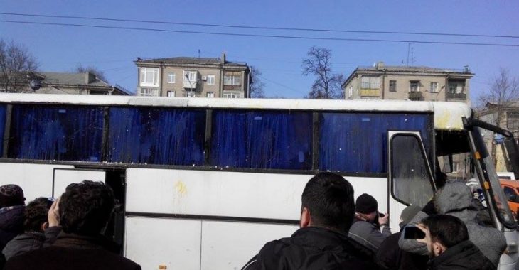 У Запоріжжі яйцями закидали автобус з мітингарями-захисниками Леніна У Запоріжжі яйцями закидали автобус з мітингарями-захисниками Леніна