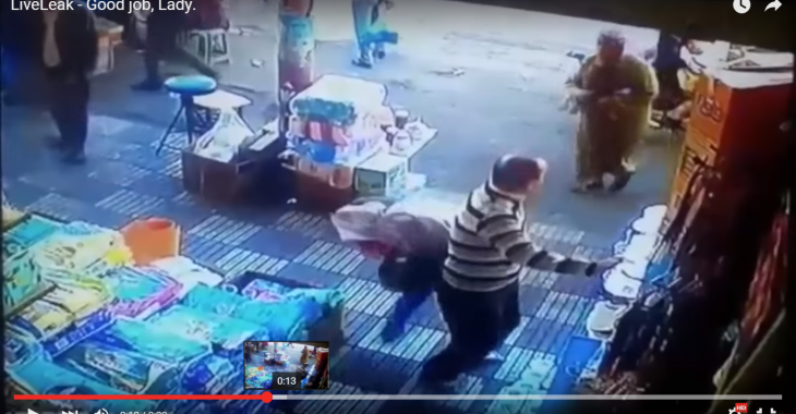Жінка за домагання на вулиці відправила збоченця у нокаут Жінка за домагання на вулиці відправила збоченця у нокаут