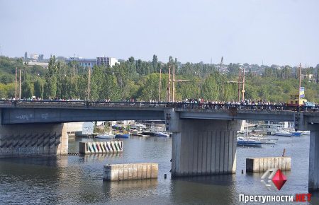 В Николаеве после укладки асфальта на мосту не удается его развести