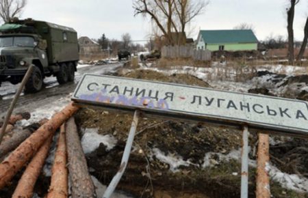 У районі Станиці Луганської вбили військового та обстріляли школу — поліція