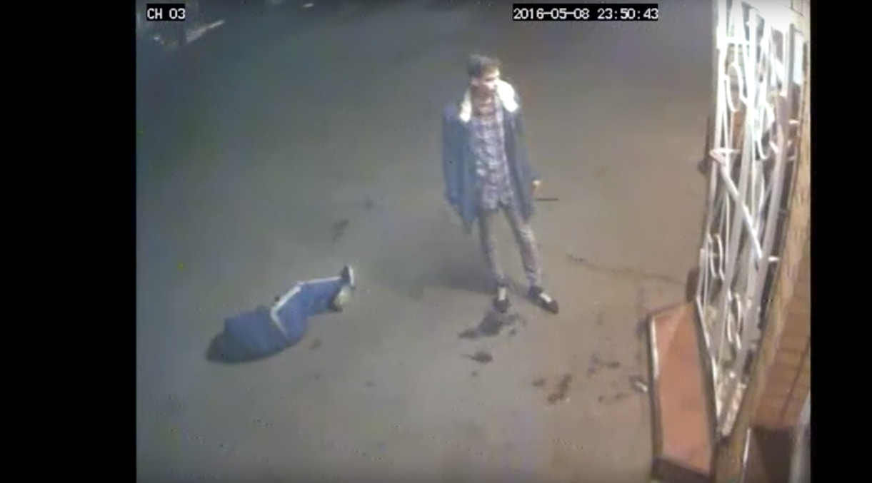 На Одещині підлітки жорстоко побили хлопця — відео камери спостереження