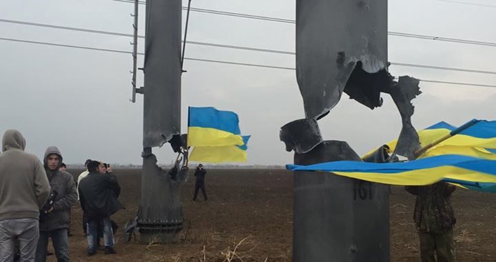 У «Правому секторі» заявляють, що не дали підключити ЛЕП до Криму У «Правому секторі» заявляють, що не дали підключити ЛЕП до Криму