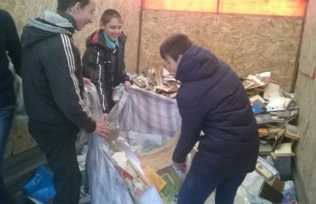 У школах «ЛНР» українські підручники, плакати та грамоти здають на макулатуру