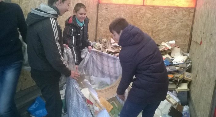 У школах «ЛНР» українські підручники, плакати та грамоти здають на макулатуру У школах «ЛНР» українські підручники, плакати та грамоти здають на макулатуру