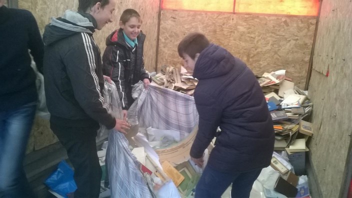 У школах «ЛНР» українські підручники, плакати та грамоти здають на макулатуру