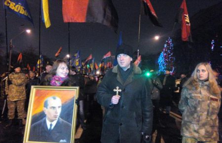 У столиці розпочалась факельна хода на честь Степана Бандери