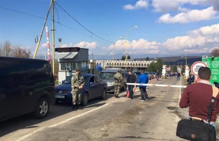 Авто з іноземними номерами заблокували рух на українсько-словацькому кордоні