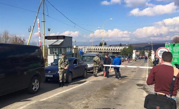 Авто з іноземними номерами заблокували рух на українсько-словацькому кордоні Авто з іноземними номерами заблокували рух на українсько-словацькому кордоні