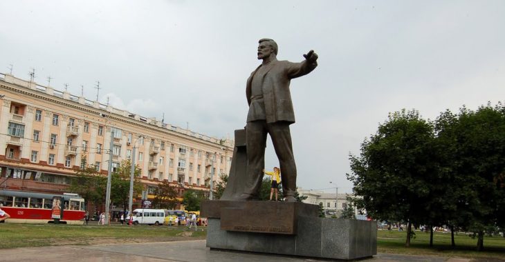У Дніпрі нардеп закликає скинути пам'ятник Петровському в цю п'ятницю У Дніпрі нардеп закликає скинути пам'ятник Петровському в цю п'ятницю
