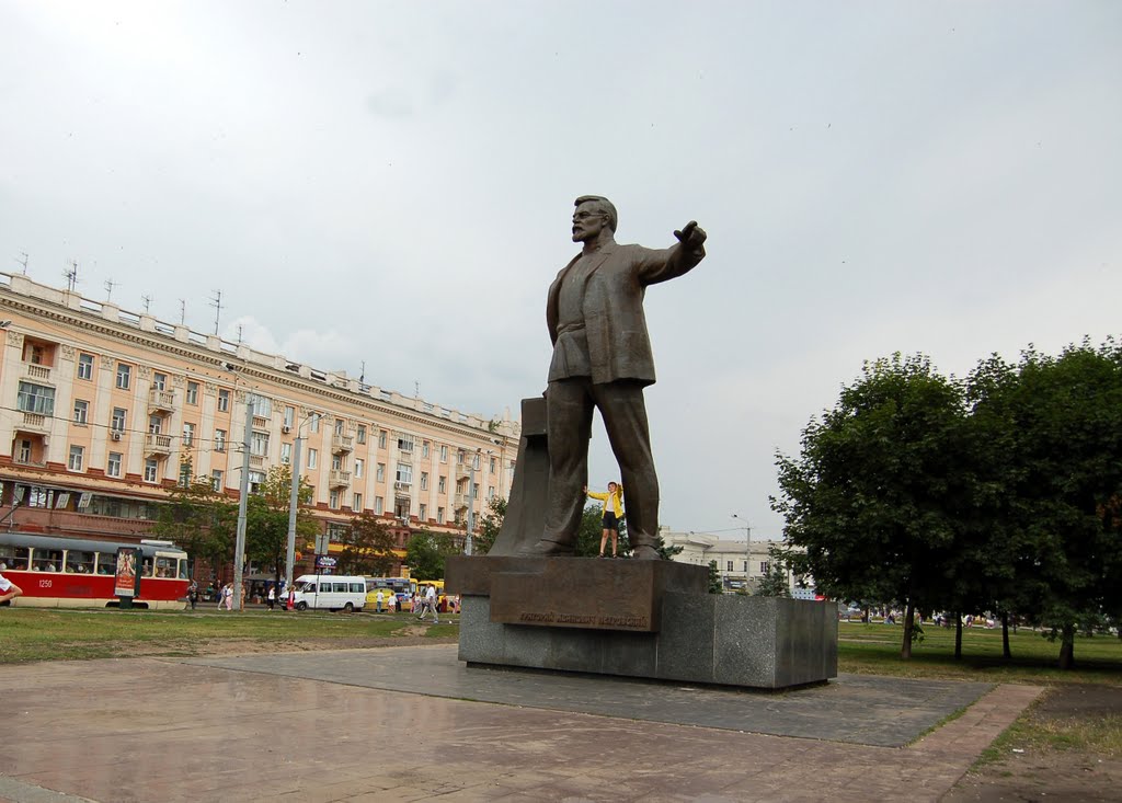 У Дніпрі нардеп закликає скинути пам'ятник Петровському в цю п'ятницю