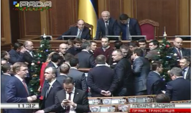 У Раді депутати заблокували трибуну, в залі скандують «Кривий Ріг» У Раді депутати заблокували трибуну, в залі скандують «Кривий Ріг»