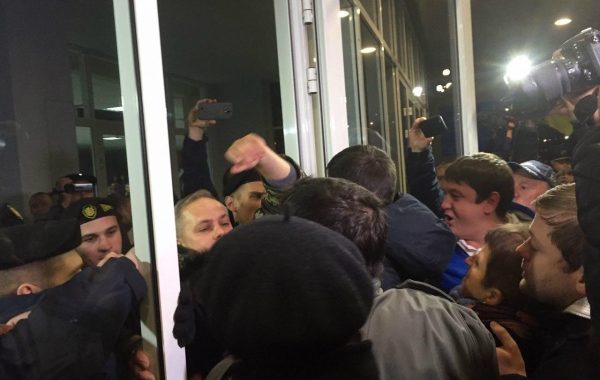 У Кривому Розі міліція спробувала розігнати акцію протесту (ВІДЕО) У Кривому Розі міліція спробувала розігнати акцію протесту (ВІДЕО)