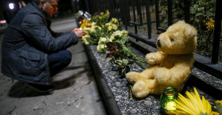 В Донецке и Киеве почтили память жертв крушения авиалайнера в Египте В Донецке и Киеве почтили память жертв крушения авиалайнера в Египте