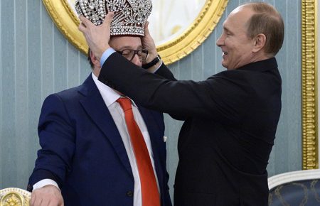 Сатирик Хазанов коронував Путіна, а той подарував йому кулінарну книгу