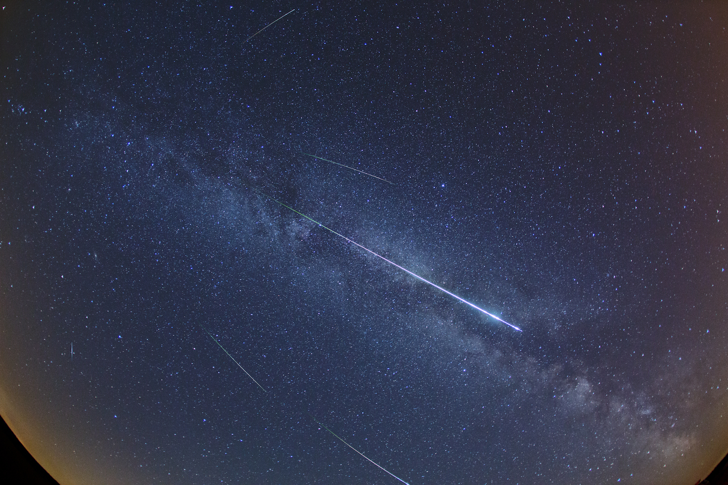 У серпні можна спостерігати Персеїди — потоки метеорів