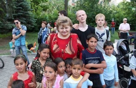 Работа ромской посредницы на Донбассе — помощь ромским многодетным семьям
