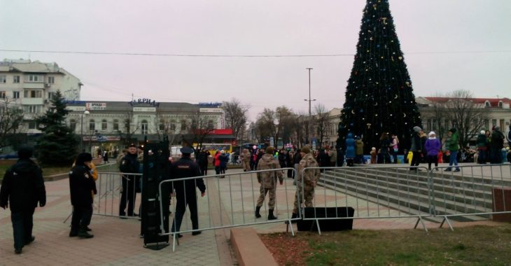 У Сімферополі вхід до міської ялинки на площі облаштували металошукачем У Сімферополі вхід до міської ялинки на площі облаштували металошукачем