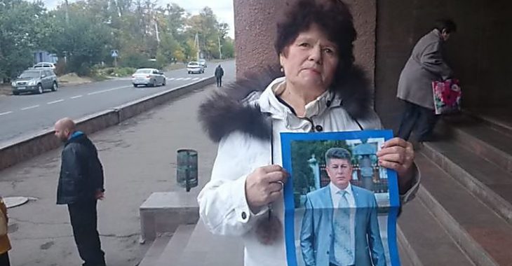 В Николаеве целуют плакаты Оппоблока, а в Запорожье агитируют по инструкции В Николаеве целуют плакаты Оппоблока, а в Запорожье агитируют по инструкции