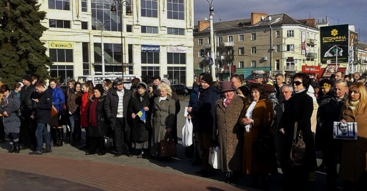 В Луцьку зібралися на мітинг, аби підтримати Надію Савченко В Луцьку зібралися на мітинг, аби підтримати Надію Савченко