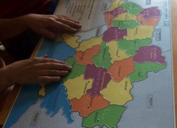 Для дітей з порушенням зору виготовили рельєфну адміністративну мапу України Для дітей з порушенням зору виготовили рельєфну адміністративну мапу України