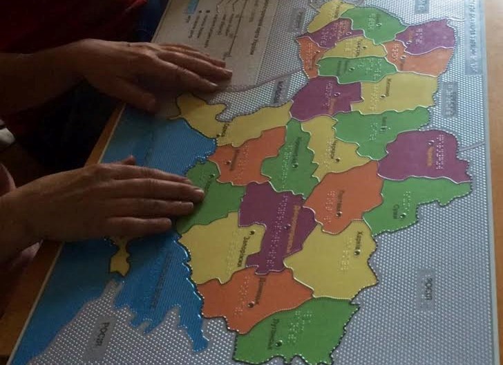 Для дітей з порушенням зору виготовили рельєфну адміністративну мапу України