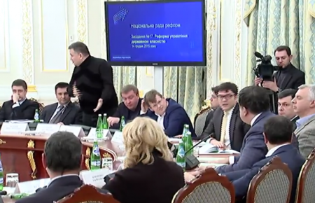 Видео конфликта между Аваковым и Саакашвили: обвинения, оскорбления и стакан