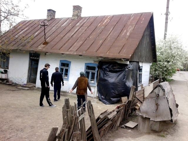 Мешканці зруйнованого автівкою будинка у Луцьку потребують допомоги