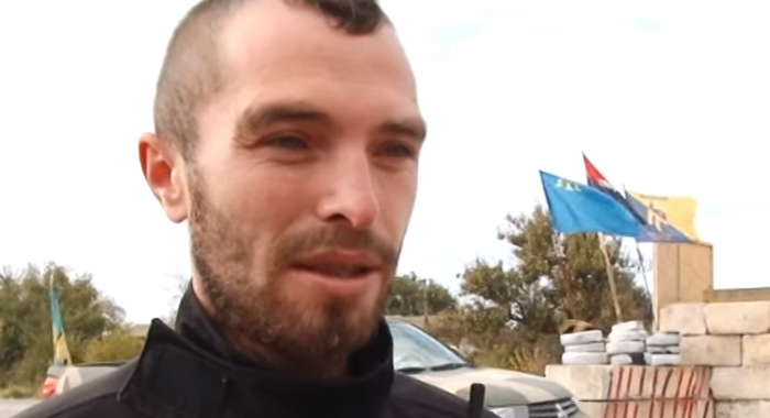 Активисты блокады задержали милиционера, помогавшего организовывать крымский «референдум» Активисты блокады задержали милиционера, помогавшего организовывать крымский «референдум»