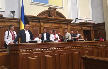 У Верховній Раді Олег Ляшко з депутатами-радикалами заблокували трибуну