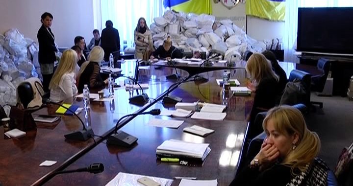 У Дніпропетровську призупинено роботу однієї з районних виборчих комісій У Дніпропетровську призупинено роботу однієї з районних виборчих комісій