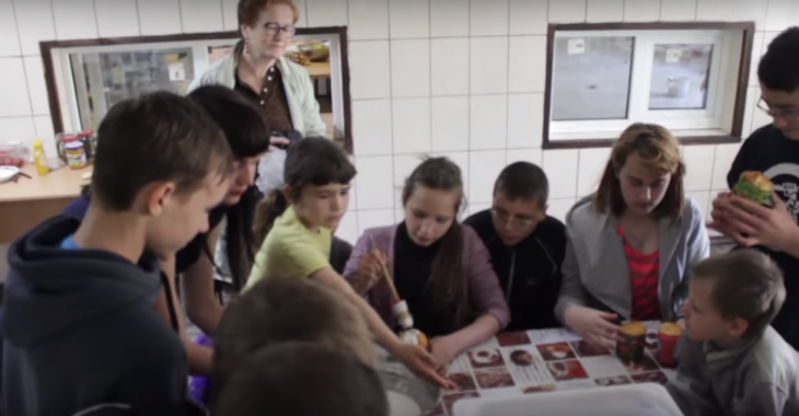 Табір реабілітації на Київщині прийняв з-під обстрілів 2000 дітей — відео Табір реабілітації на Київщині прийняв з-під обстрілів 2000 дітей — відео