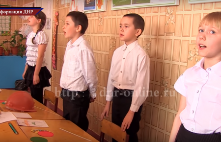В Єнакієво у школі співають гімн «ДНР»: «Славься республика наша народная!»