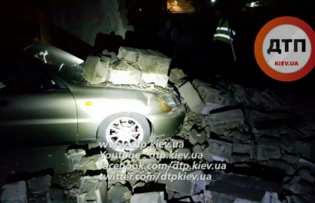У Києві на припарковане авто впала стіна — відео