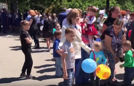У Криму Поклонська на 9 травня обіймалася з дітьми перехожих