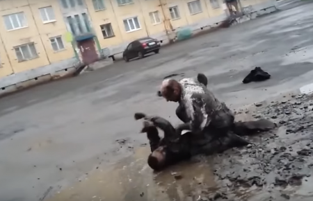 У російському Норильську чоловіки побилися в багнюці через Україну