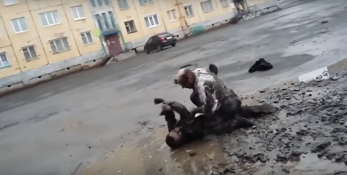 У російському Норильську чоловіки побилися в багнюці через Україну