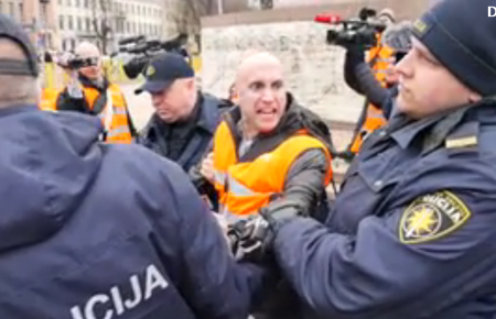 Поліція Латвії на 4 години затримала блогера-прихильника бойовиків Донбасу
