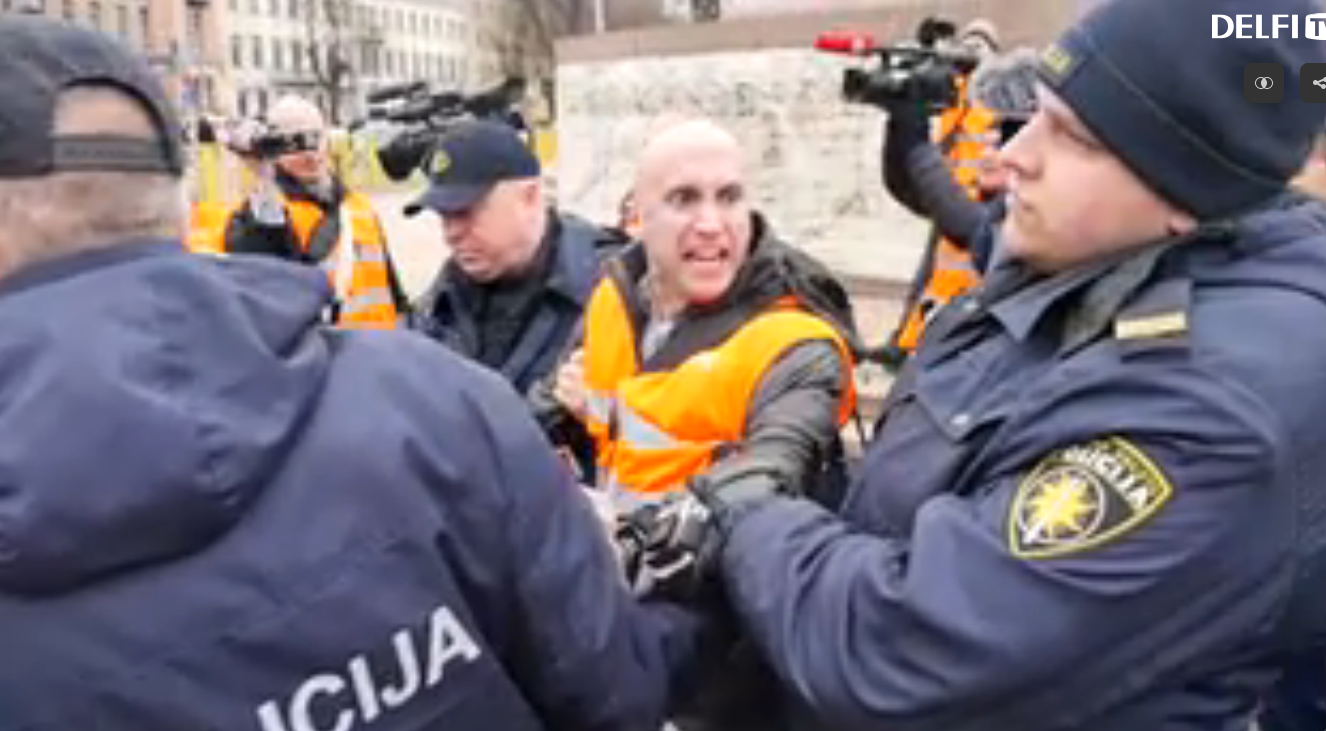 Поліція Латвії на 4 години затримала блогера-прихильника бойовиків Донбасу