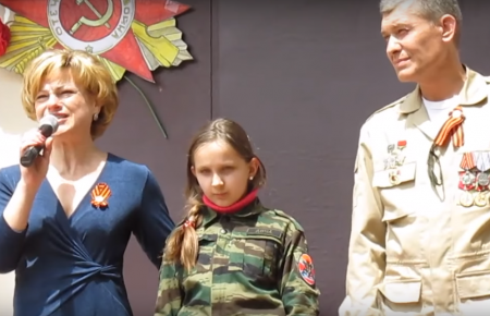 Бойовики «ДНР» нагородили 10-річну дівчинку, у якої в «ЛНР» забрали медалі