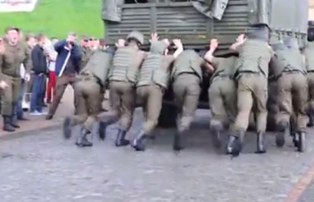 Як військові штовхали вантажівку на естафеті до дня Києва — відео