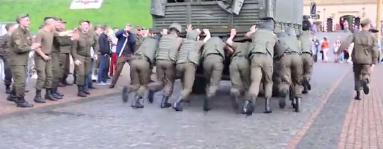 Як військові штовхали вантажівку на естафеті до дня Києва — відео