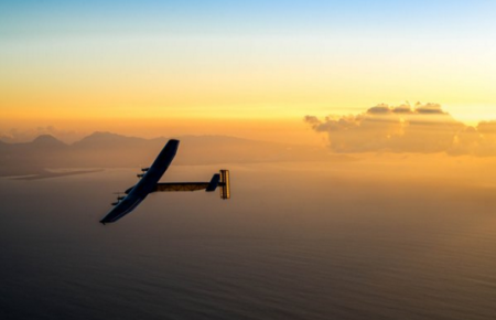 З’явилося відео з літаком на сонячних батареях, який перелетів Тихий океан