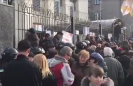 Під посольством Росії у Києві кидали яйця, спалили російський прапор