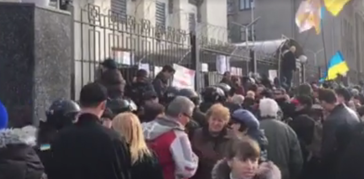 Під посольством Росії у Києві кидали яйця, спалили російський прапор