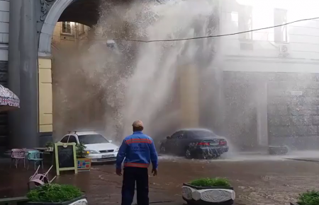 У центрі Києва прорвало трубу: в припарковані авто б’є фонтан — відео