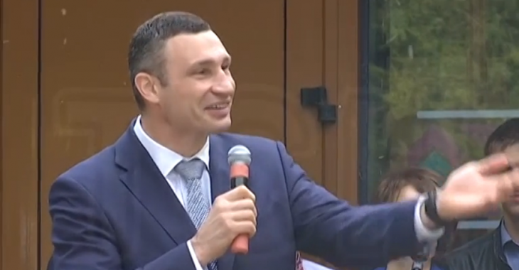 Віталій Кличко заспівав на останньому дзвонику — відео Віталій Кличко заспівав на останньому дзвонику — відео
