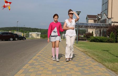 Жінка, з якої зірвали георгіївську стрічку у Києві, їде з дочкою до Росії
