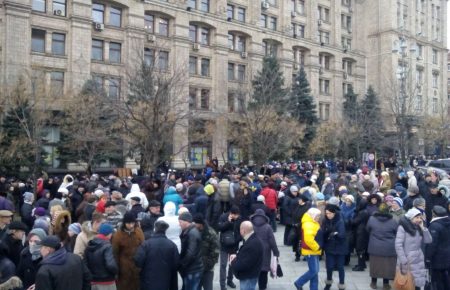 Понад 500 чоловік зібралися на Майдані Незалежності в Києві