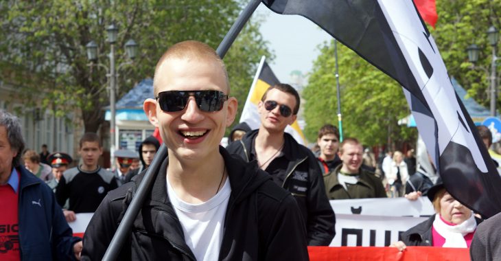 Російським активістам загрожує 3 роки в'язниці за графіті червоно-чорного прапору Російським активістам загрожує 3 роки в'язниці за графіті червоно-чорного прапору