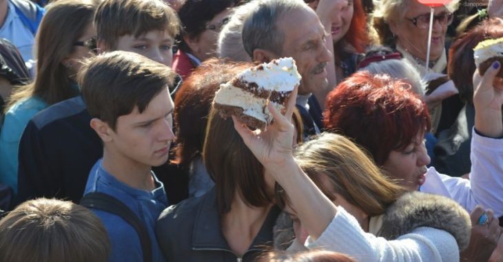 В Запоріжжі на День міста штовхалися і сварилися через святковий торт В Запоріжжі на День міста штовхалися і сварилися через святковий торт
